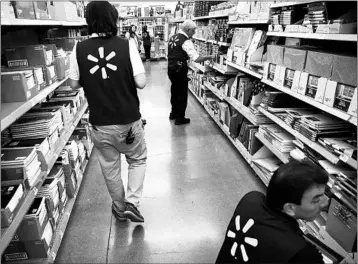  ?? PATRICK T. FALLON/BLOOMBERG ?? Economists say minimum hourly wage increases have not translated to higher wages among mid-level workers.