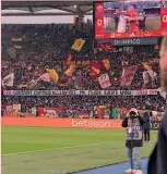 ?? ?? Idolo dei tifosi Uno striscione per De Rossi: «DDR, giocatore, capitano, allenatore... Mai finirà questo amore»