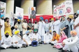  ?? KESHAV SINGH/HT ?? Simarjeet Singh Bains of ally LIP speaks at the AAP’s mock session outside the Punjab Vidhan Sabha in Chandigarh on Friday.