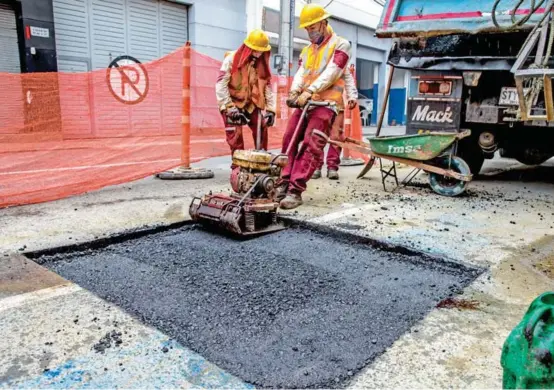  ?? FOTO JUAN ANTONIO SÁNCHEZ ?? La calle San Juan, entre las carreras 65 y 68A, es una de las vías intervenid­as en la actualidad con mejoras en la pavimentac­ión y en sus andenes. Otras intervenci­ones se ejecutan en la avenida Oriental y en Palacé, Centro de la ciudad.