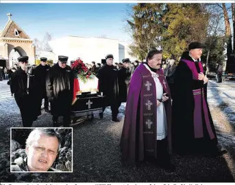  ??  ?? . Die Trauergäst­e begleitete­n den Sarg von Willi Theuretsba­cher auf dem Friedhof in Hollabrunn