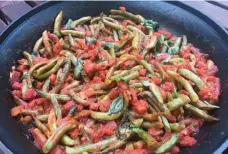  ?? Times Co. Cox Newspapers, via © The New York ?? Cara Mangini offers a handful of simple yet flavorful preparatio­ns for string beans in “The Vegetable Butcher” (Workman, 2016), including Summer Bean Ragout.