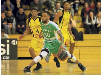  ?? (Photos Laurent Martinat) ?? Les joueurs du HTV (Acker et Howard, à l’arrière-plan) ont été punis par le Portelois Darrin Dorsey (n°), qui a assuré le show vendredi soir.