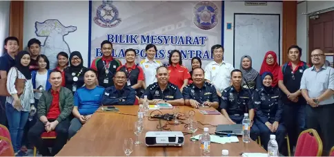  ??  ?? Ahmad (seated, centre) and his personnel in a photo-call with staff of 24-hour outlets and petrol stations in areas under the jurisdicti­on of Kuching Central police station.