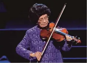  ?? BERNAMA PIC ?? Tun Dr Siti Hasmah Mohd Ali playing the violin at Konsert Duo Lagenda in Kuala Lumpur on Saturday.