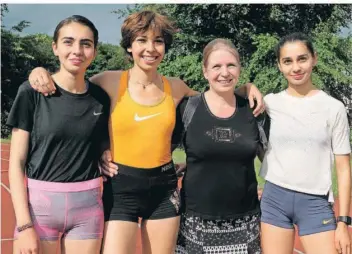  ?? FOTO: JUNGMANN ?? Die talentiert­en Töchter Sara, Selma und Sofia Benfares vom LC Rehlingen (von links) stehen Arm in Arm mit ihrer Mutter Beatrice auf der Laufbahn. Sara Benfares steht unter Dopingverd­acht.