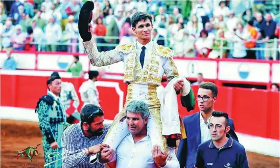  ?? ARJONA/LANCES DE FUTURO ?? El diestro Manuel Diosleguar­de sale a hombros, ayer en la primera de Santander