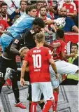  ?? Foto: Klaus Rainer Krieger ?? Fehlgriff mit Folgen: Fabian Giefer (in Blau) faustet den Ball zum Mainzer Ale xandru Maxim (Nr. 10), der zum 2:1 trifft.