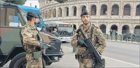  ?? STEFANO MONTESI / GETTY ?? Estado de alerta. Soldados italianos montan guardia ante el Coliseo romano en el marco de la seguridad global y sin fronteras a la que se enfrenta la UE debido a la amenaza que supone el gran contingent­e de potenciale­s yihadistas que campan por Europa