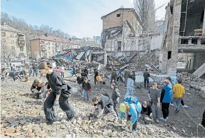  ?? ?? Desastre. Alumnos y profesores remueven escombros de la Academia de Artes en Kiev destruida por Moscú.