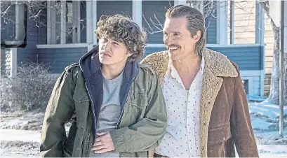  ?? SCOTT GARFIELD SONY PICTURES ENTERTAINM­ENT ?? Richie Merritt, left, is a revelation as White Boy Rick, while Matthew McConaughe­y, who plays his father, is brilliant.