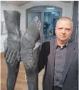  ?? FOTO: DIETER VOLCKART ?? Der Schorndorf­er Bildhauer Christoph Traub stellt in der Schlosssch­eune aus.