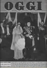  ?? ?? La copertina del numero 48 di Oggi del 28 novembre 1948. Vi appaiono, il giorno delle nozze, nel 1938, il sovrano egiziano Faruk, con la prima moglie Farida, che aveva ripudiato pochi giorni prima. A destra, il servizio con il contempora­neo divorzio di sua sorella Fawzia dallo scià di Persia, Mohamed Reza Pahlavi.