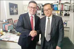  ?? FACEBOOK ?? Australian lawmaker Mark Butler poses for a photograph with selfexiled former opposition leader Sam Rainsy in September.