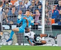  ??  ?? NETO Y KONDOGBIA. Los dos evitaron que el Eibar se pusiera 0-1.