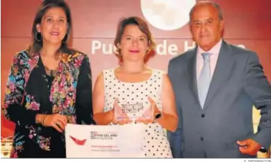  ?? H. INFORMACIÓ­N ?? Entrega del reconocimi­ento a Instituto Español como mejor pyme del año en Huelva 2019.