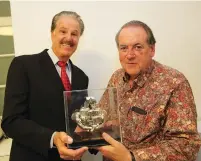  ?? (Yossi Zamir) ?? FOZ FOUNDER Dr. Mike Evans awards former Arkansas Governor Mike Huckabee with the Friends of Zion award this week in Jerusalem.