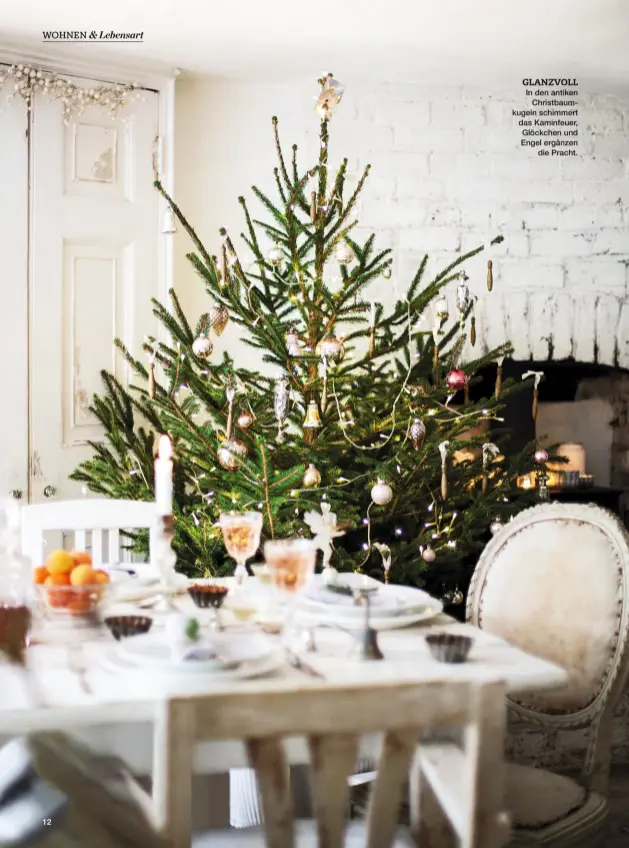  ??  ?? GLANZVOLL
In den antiken
Christbaum­kugeln schimmert das Kaminfeuer, Glöckchen und Engel ergänzen
die Pracht.