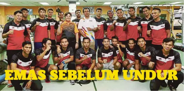  ?? FOTO: OSMAN ADNAN ?? CHEF de Mission Sukan SEA 2017, Datuk Marina Chin dan Timbalan Chef de Mission, M Kumaresan (lapan kiri) bersama sebahagian pemain hoki negara ketika lawatan ke venue latihan di ISN Bukit Jalil, semalam.