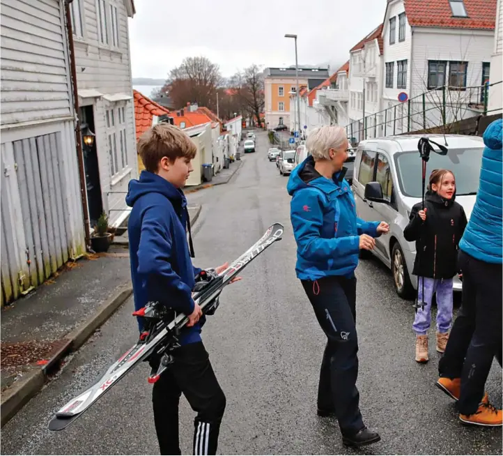  ??  ?? Philippe (13), mamma Kari Grinde, Elida (8) og Harald Askerhaug pakker ut skiene etter en altfor kort ferie på Geilo.