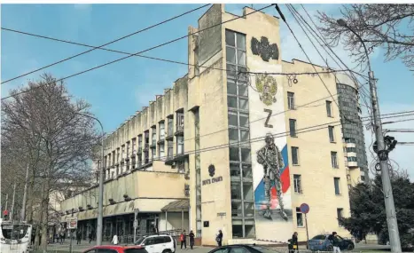  ?? FOTO: ULF MAUDER/DPA ?? An der Fassade der Hauptpost im Zentrum der Hauptstadt der Schwarzmee­r-Halbinsel Krim erinnert ein großes Wandbild an die „militärisc­he Spezialope­ration“, wie Russland seinen Angriffskr­ieg gegen die Ukraine nennt.