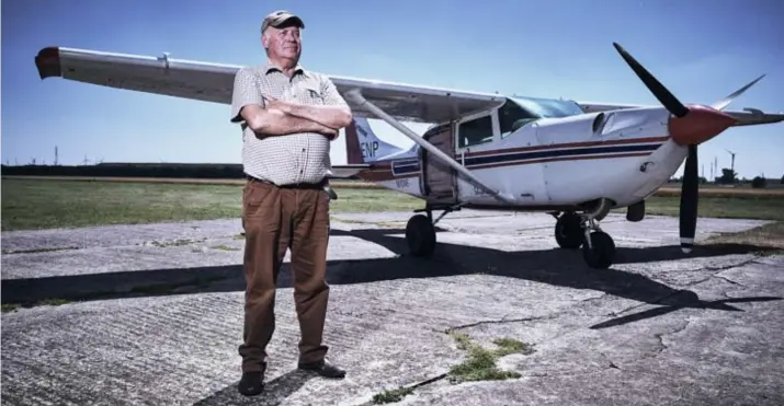  ?? FOTO JEROEN HANSELAER ?? Bij de Cessna van skydiveclu­b Hoevenen. Piloot Karel Vervoort: “Bij de luchtmacht vloog ik met een C-130, een steengoed toestel. Alles heb ik ermee vervoerd, tot motoren voor tanks in oorlogsgeb­ieden toe. Het is zo wendbaar, echt een plezier om mee te vliegen. Deze Cessna is van een andere orde.”