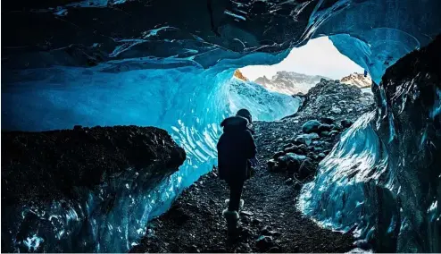  ?? ?? Explorez les grottes de glace du Vatnajokul­l, en Islande.