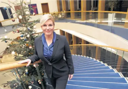  ??  ?? Kolinda Grabar-Kitarović od novogodišn­je se noći 2015., kada je posjetila prosvjedni­ke u šatoru ispred Ministarst­va branitelja u Savskoj, drži stava da božićni i novogodišn­ji blagdani ne trebaju biti opterećeni politikom