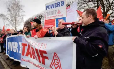  ?? Foto: nd/Ulli Winkler ?? Beschäftig­te der Powertech bei einem Warnstreik am Mittwoch