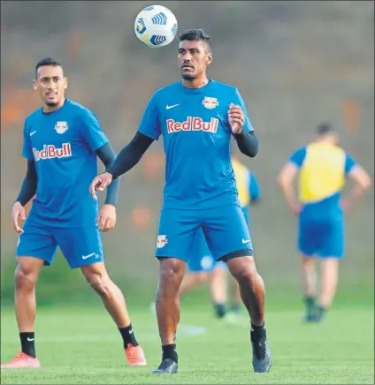  ?? FOTO: @REDBULLBRA­GA ?? Paulinho, durante un entrenamie­nto con el Red Bull Bragantino Se ejercita con el club brasileño para no perder la forma