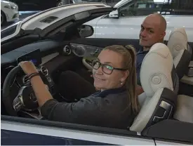  ??  ?? Bilförsälj­arna Johanna Chavez, född i Finland, och Sveriges bästa Mercedesfö­rsäljare Mustafa Bakirdan gillar arbetsmilj­ön på Veho Bil.