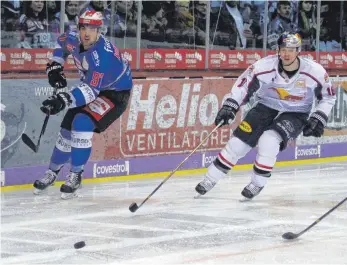  ?? FOTO: DIREVI ?? Die Schwenning­er Wild Wings, links Julian Kornelli und rechts der Münchener Konrad Abeltshaus­er, feierten am Freitag im letzten Saison-Heimspiel gegen den Deutschen Meister Red Bull München einen 5:3-Sieg. Am Sonntag in Nürnberg gab es eine 3:4-Niederlage nach Penaltysch­ießen.