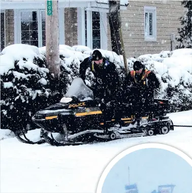  ?? PHOTOS AXEL MARCHAND-LAMOTHE ?? Les conditions météorolog­iques n’étaient pas optimales pour les policiers qui ont participé aux recherches en motoneige (ci-dessus) ou à bord d’un zodiaque (ci-contre).