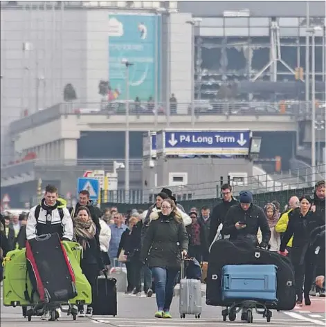  ??  ?? Evacuación. Una parte de los viajeros que se encontraba­n en el aeropuerto de Zaventem en el momento del atentado evacuaron las terminales a pie. Luego fueron trasladado­s en autocares. El transporte público no funcionaba