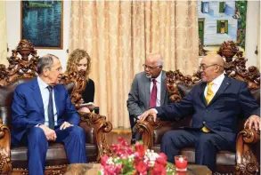  ??  ?? President Bouterse en minister Lavrov sluiten in 2019 een militaire deal in Paramaribo.