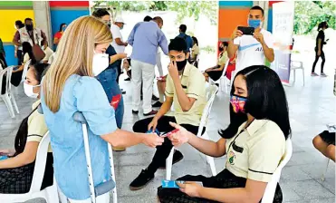  ?? CORTESÍA ?? La gobernador­a Elsa Noguera en una de las entregas de internet a estudiante­s del Atlántico.