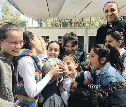  ?? CATALINA GÓMEZ ÁNGEL ?? El pare Emad Anai amb un grup de nenes de l’escola de Qaraqoix refugiats a Irbil