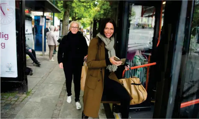  ??  ?? De trives allerede som busspassas­jerer, men gleder seg til det nye metrobuss-systemet kommer neste sommer, Sofie Hefte, til venstre, og Ingunn Hegstad.