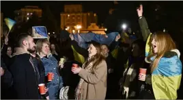  ?? (Photo AFP) ?? Les Ukrainiens ont manifesté leur joie hier soir à Kiev, place Maïdan.