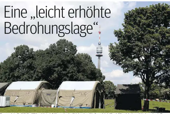  ??  ?? Ein ungewohnte­s Stadtbild: Das Militär errichtete ein Zeltlager neben dem Wohnkomple­x auf der Donauplatt­e in Wien. Auf Wunsch des Innenminis­teriums, wie es heißt