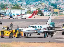  ??  ?? AEROPUERTO. A bordo de la aeronave viajaban tres pasajeros y el piloto que resultaron ilesos en el percance del lunes.