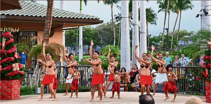  ?? — Photos: CYNTHIA EE ?? No visit to Hawaii would be complete without watching hula performanc­es.