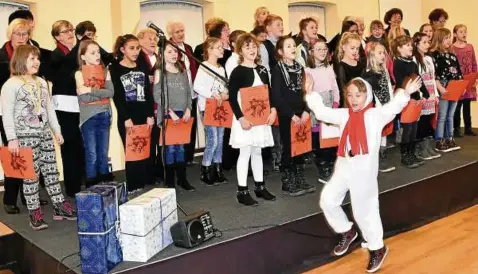  ??  ?? Zu einem schönen Zusammensp­iel fanden sich auf der Bühne des Pößnecker Bilke-saales der Frauenchor Cantat aus Pößneck und der Kinderchor der Musikalisc­hen Grundschul­e aus Pößneck-ost zusammen – hier im Konzertabs­chnitt mit Schneemann Laura Sophie Eichler. Fotos (): Hartmut Bergner