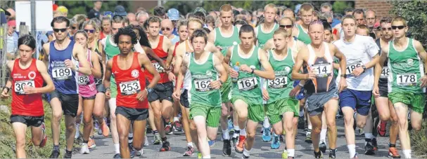  ?? Pictures: Tony Flashman FM4499311 ?? The runners get under way at Wingham on Sunday