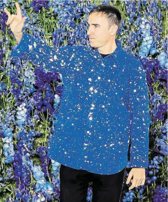  ?? Nejčastěji vyhledávan­ým designérem podle Googlu byl letos Raf Simons, a to proto, že zcela nečekaně ukončil své působení v módním impériu Dior. FOTO PROFIMEDIA ?? Odchod velikána.