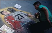  ?? REUTERS/MARCOS BRINDICCI ?? INSPIRASI LUKISAN: Seniman jalanan melukiskan insiden yang melibatkan Gonzalo Jara dan Edinson Cavani di Santiago (28/6).