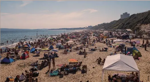  ??  ?? Il y a une autre façon de voir les choses, avec des plages bondées. Il s’agit peut-être moins d’une catastroph­e en attente que d’un signe de la demande refoulée qui,
dans la vie normale, rendrait probable une reprise économique en forme de V dans le monde développé.