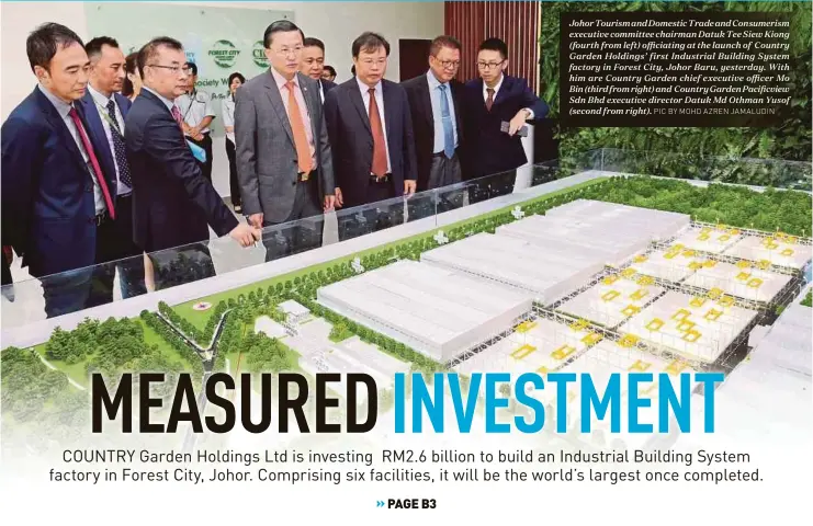  ?? PIC BY MOHD AZREN JAMALUDIN ?? Johor Tourism and Domestic Trade and Consumeris­m executive committee chairman Datuk Tee Siew Kiong (fourth from left) officiatin­g at the launch of Country Garden Holdings’ first Industrial Building System factory in Forest City, Johor Baru, yesterday....