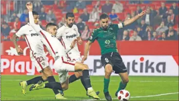  ??  ?? RÁPIDO. André Silva se adelanta a Pajuelo para marcar el gol de la victoria.