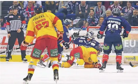  ?? FOTO: BIRGIT HÄFNER. ?? Harter Kampf: Die Spieler der Düsseldorf­er EG werfen alles rein. Viel Arbeit hatte Kevin Poulin (Mitte hinten) im Tor der Eisbären Berlin.